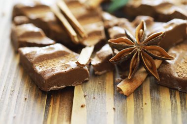 Masanın üzerinde bir kalıp süt çikolatası. Fındıklı çikolata.