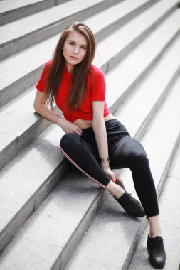 Bir binanın merdivenlerinde poz bir kız