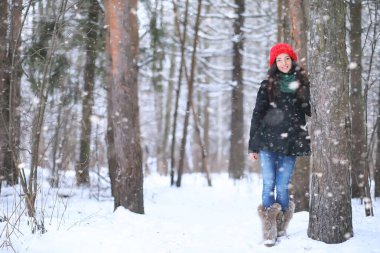 Bir kış masal, genç bir anne ve kızı bir kızak sürmek
