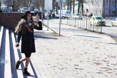 Güneşli havalarda bir yürüyüşte kız