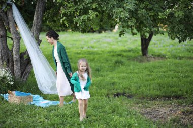Anne ve kızı piknikte.