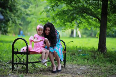 Annem ve iki kızım var.