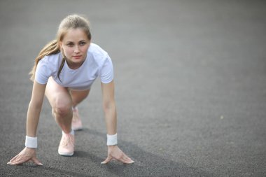 Egzersizleri yapıyor kız ve spor yaşam tarzı
