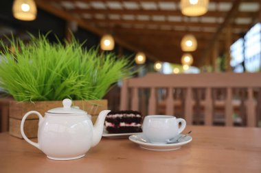 Bir içki ve bir sokak kafede tatlı su ısıtıcısı. Ket çay