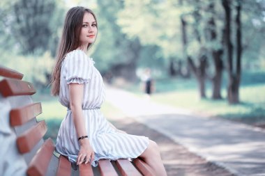 Bir kız bir bahar yeşil park