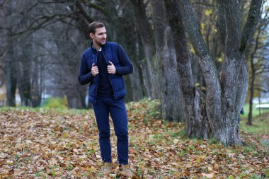 Genç adam bir sonbaharda sakal.