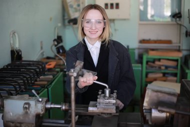 Makine alet çalışan genç kadın mühendisi