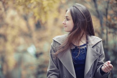 Sonbahar yağmurlu hava ve bir şemsiye ile genç bir adam