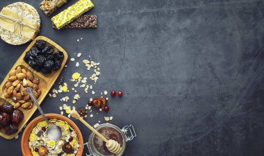 Sağlıklı kahvaltı. Süt lügatli tahıllardan Müsli.