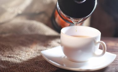 Bir hizmet tabloda çay demlendi