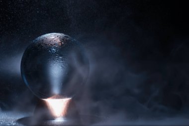 Kaderi tahmin etmek için kristal top. Gelecek için tahmin.