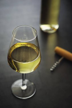 Masada şeffaf beyaz şarap şişesi var. Beyaz şarap!