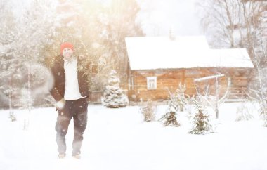 Sokakta kesilmiş bir Noel ağacı olan bir adam. N için Hazırlık