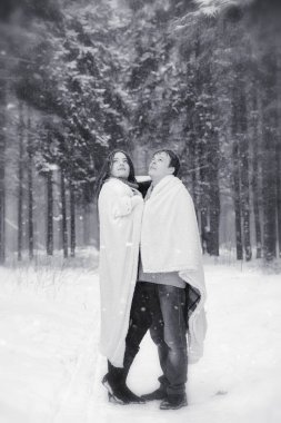 Sevgi dolu bir çift bir kış yürüyüş. Erkek ve kadın bir tarihte
