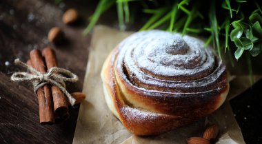 Tarçın ve ahşap bir masa üzerinde elma turtası. Taze pasta zekâ