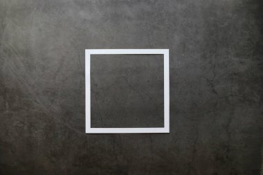 Siyah taşın Paskalya arkaplanı. Çok renkli yumurta ve tatlı..