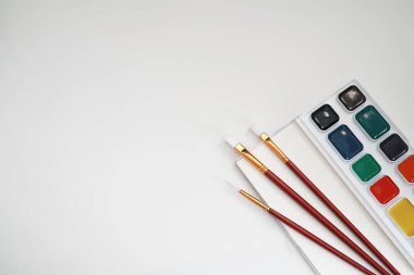 Beyaz bir kağıt üzerine resimler çizmek.