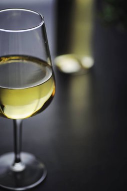 Masada şeffaf beyaz şarap şişesi var. Beyaz şarap!