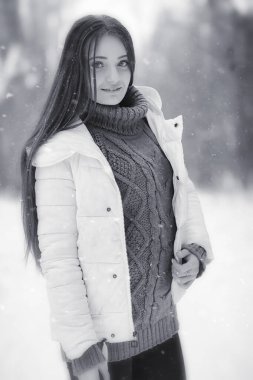 Sevgi dolu bir çift bir kış yürüyüş. Erkek ve kadın bir tarihte