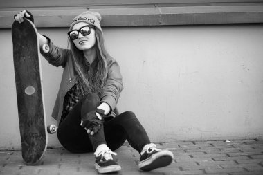 Genç hippi kız bir kaykay sürme. Kızlar kız f