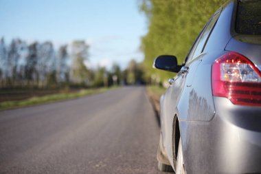 Araba yola çıktı. Yaz yol üzerinde park edilmiş bir c olduğunu