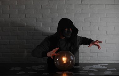 Bir fortune teller top olan bir adam