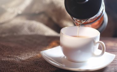 Bir hizmet tabloda çay demlendi