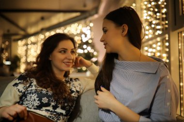 Akşam geri kalan bir kafede kız 