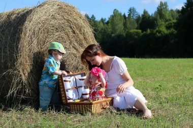 İkizler alanındaki annesiyle