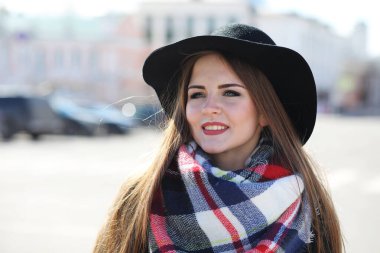 Güneşli havalarda bir yürüyüşte kız