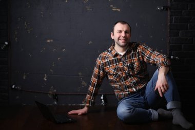 Koruyucu bir kask içinde erkek mimar Oluşturucu