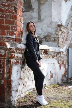 Bahar şehrin içinden bir yürüyüşte kız