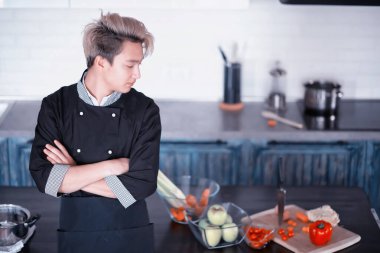 Mutfakta Asya aşçı gıda aşçı elbiseli hazırlar