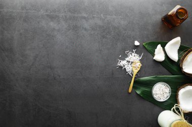 Koyu renkli bir masada hindistan cevizi. Hindistan cevizi yağı..