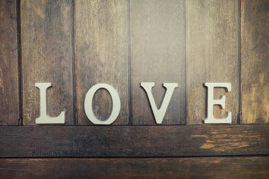 Word'den aşk ahşap harfler arka plan üzerinde