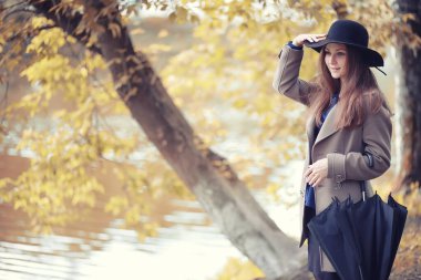 Sonbahar yağmurlu hava ve bir şemsiye ile genç bir adam