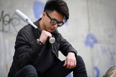 Asya genç adam kameraya poz sokakta