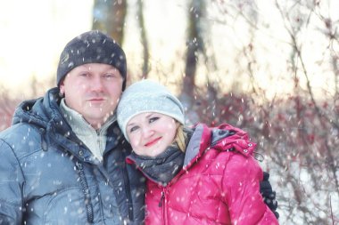 Kışın kar fırtınasında parkta bir çift