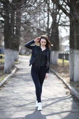 Bahar şehrin içinden bir yürüyüşte kız