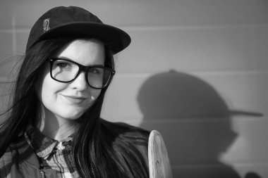 Genç hippi kız bir kaykay sürme. Kızlar kız f