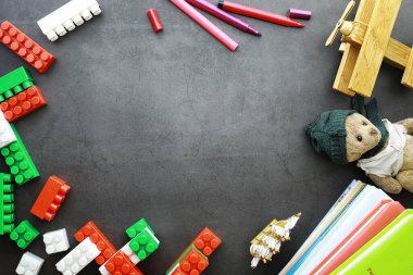 Geçmişi. Çocuk oyuncakları masada. Çocuklar arasındaki boşluk...