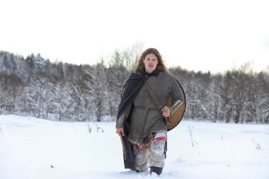 Defender'ı posta zırh genç savaşçı