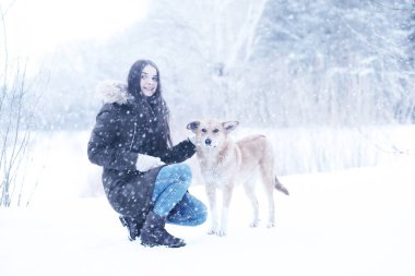 Güzel kızı güzel kış kar