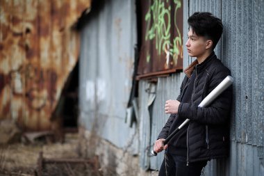 Asya genç adam kameraya poz sokakta