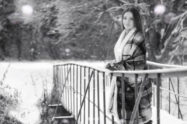 Bir kız bir kış bulutlu günde