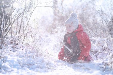 Çocuklar parkta ilk kar yürümek