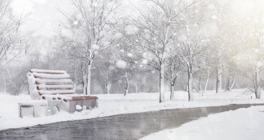 Karla kaplı Kış park ve banklar. Park ve beslenme için pier 