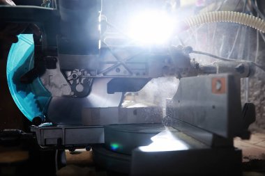 Araçları ve süreç içinde elektrikli testere ile atölye çalışması