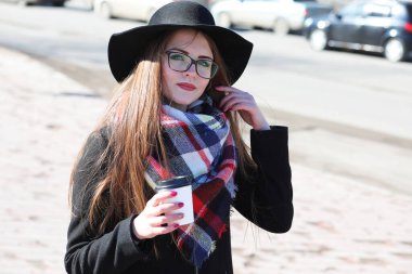 Güneşli havalarda bir yürüyüşte kız