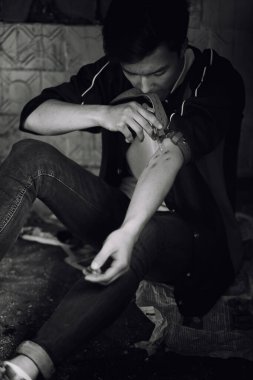 Genç bir adam uyuşturucu alır